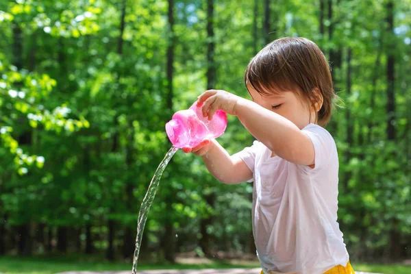 Giovane bambino ragazzo giocare con acqua — Foto Stock