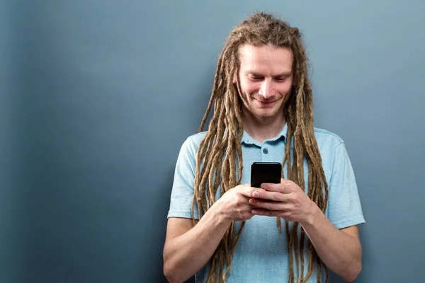 Hombre feliz mirando su celular — Foto de Stock