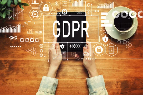 Bir tablet tutan bir kişi ile Gdpr