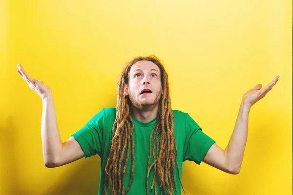 Young man reaching and looking upwards — Stock Photo, Image