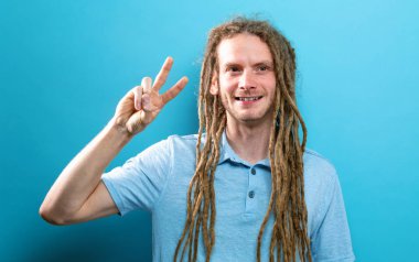 Genç adam barış işareti veren