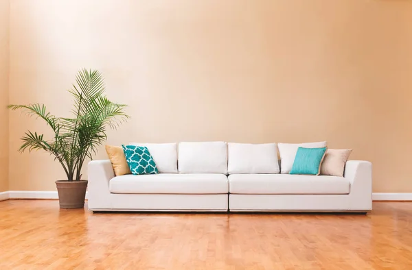 ホワイト ・大きな贅沢な家のソファ — ストック写真