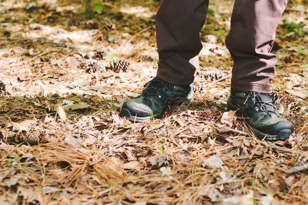 Escursionista con scarponi da trekking nella foresta — Foto Stock