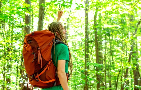 Glücklicher Wanderer hebt die Hände in die Luft — Stockfoto