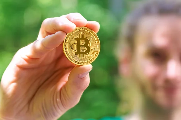 物理的な bitcoin コインを保持している男 — ストック写真
