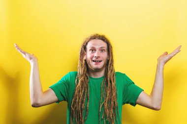 Genç adam yukarı ulaşan