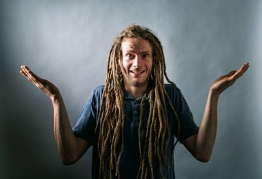 Genç adam yukarı ulaşan