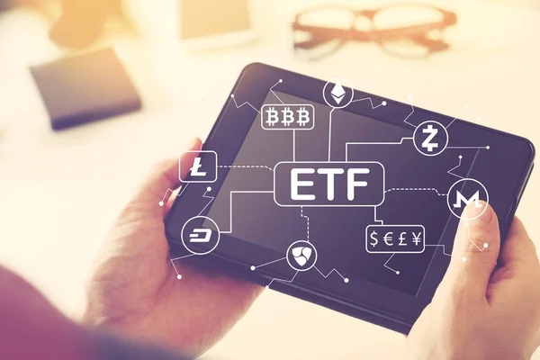 Tablet bilgisayar tutan kişi ile cryptocurrency Etf Tema — Stok fotoğraf