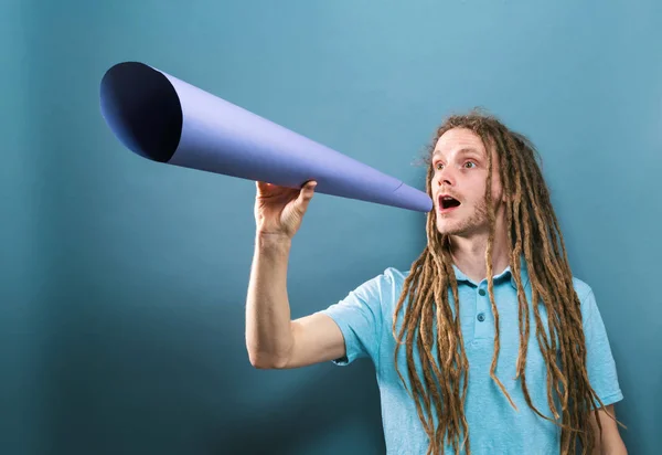 Fiatal ember, aki egy papír megafon — Stock Fotó