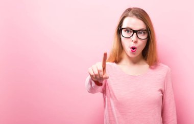 bir şeye işaret eden genç bir kadın