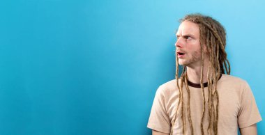 Genç bir adamın sağlam bir arka plan üzerinde profili