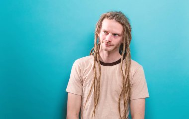 Sağlam bir arka plan üzerinde sıkılmış genç adam