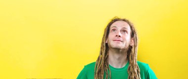 genç adam yukarı doğru bakan