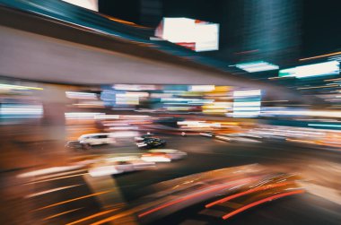 İnsanlar ve Shibuya içinde Tokyo meşgul bir kavşak geçiş trafik soyut bulanık görünüm