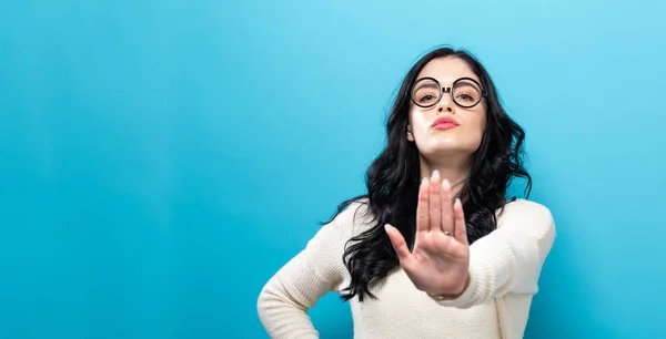 Jovem mulher fazendo uma pose stop — Fotografia de Stock