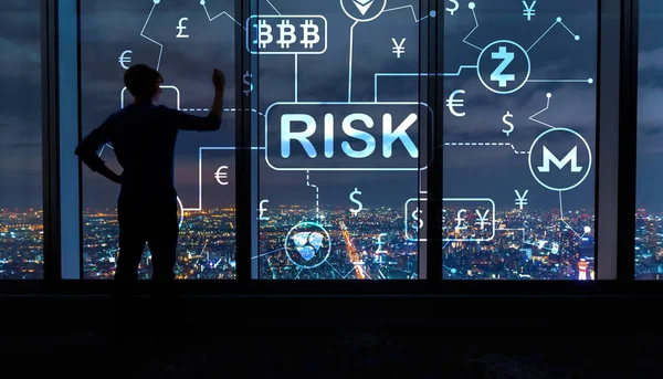 Crypto-monnaie thème de risque avec l'homme par de grandes fenêtres la nuit — Photo
