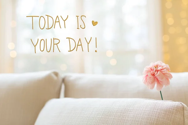 Vandaag Is uw dag bericht met bloem in interieur kamer sofa — Stockfoto