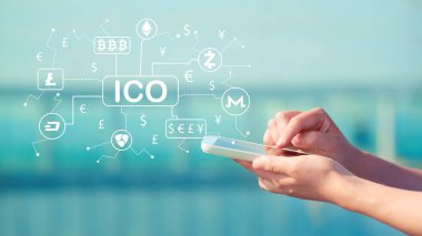 Bir smartphone tutan kişi ile cryptocurrency ICO Tema