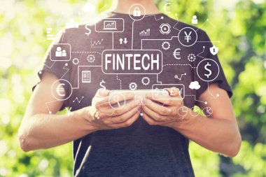 Genç adam onun smartphone holding ile fintech Tema