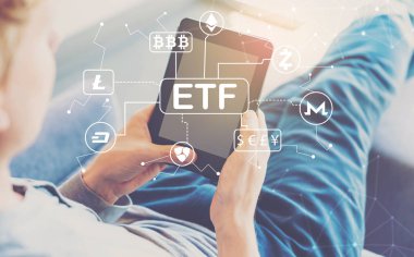 Cryptocurrency Etf tema ile bir tablet kullanan adam 