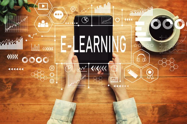 E-Learning med en person som innehar en surfplatta — Stockfoto