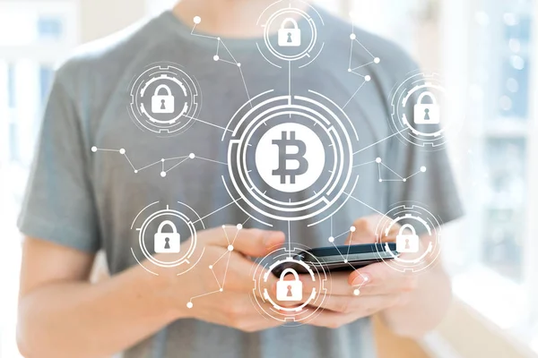 Bitcoin güvenlik tema ile bir akıllı telefon kullanan adam — Stok fotoğraf