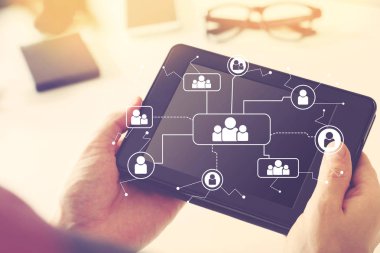 Tablet bilgisayar tutan kişi ile sosyal bağlantıları
