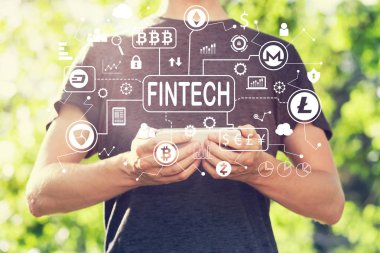 Genç adam onun smartpho holding ile cryptocurrency fintech Tema