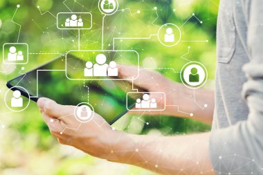 Onun tableti tutan adam konseptiyle sosyal bağlantıları 