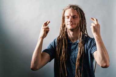 Genç adam onun parmak kapısı