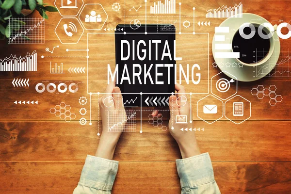 Digitale Marketing met een houder van een tablet — Stockfoto