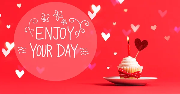 Geniet van uw dag bericht met cupcake en hart — Stockfoto
