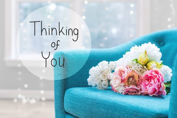 Послание Thinking of You с букетами цветов и стулом — стоковое фото