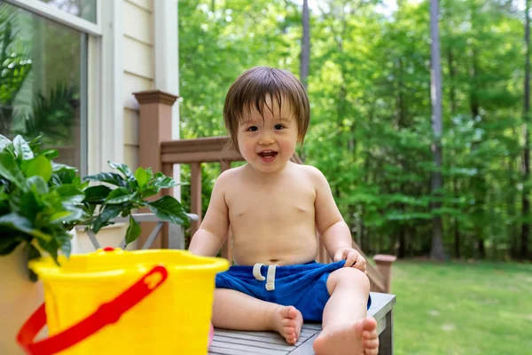 Young toddler boy playing with water — Stock Photo, Image