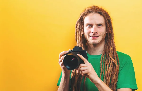 Jovem segurando uma câmera profissional — Fotografia de Stock