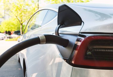 Raleigh, NC bir Tesla Supercharger istasyonunda bir Tesla Model 3 şarj