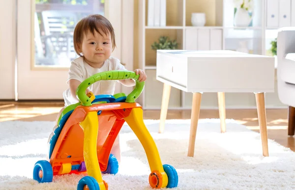 彼の家でおもちゃで遊ぶ幼児の少年 — ストック写真