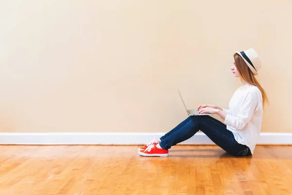 Glückliche junge Frau mit ihrem Laptop-Computer — Stockfoto