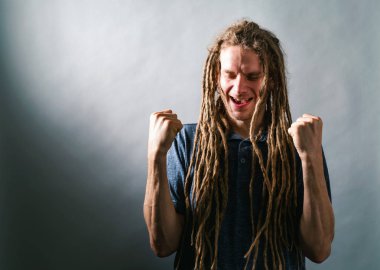 Sağlam bir arka plan üzerinde başarılı genç adam