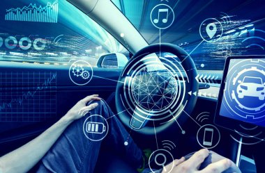 Ücretsiz autopilot mod elinde araba kullanan kişi
