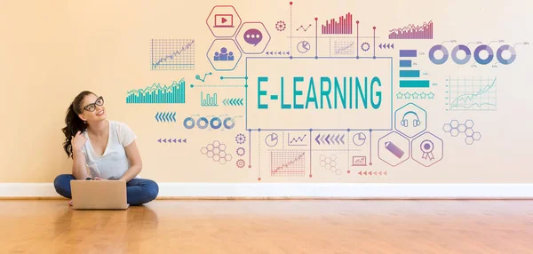 E-Learning met jonge vrouw met een laptopcomputer — Stockfoto