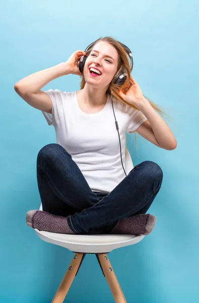 快乐的年轻女人用耳机 — 图库照片