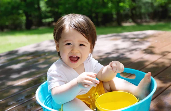 Su ile oynamak genç yürümeye başlayan çocuk