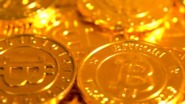 Bitcoin parlak altın arka plan üzerinde yığını