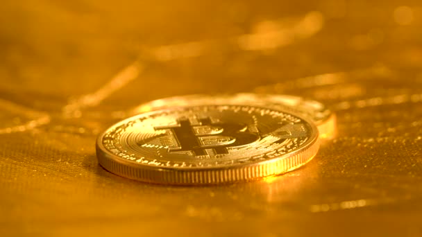 Bitcoin mønt falder i slowmotion – Stock-video