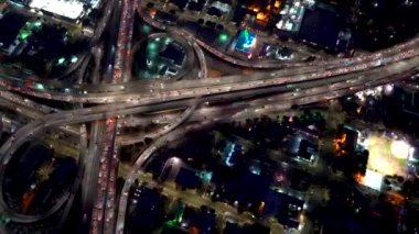 Los Angeles 'ta büyük bir otoyol kavşağının havadan görüntüsü.