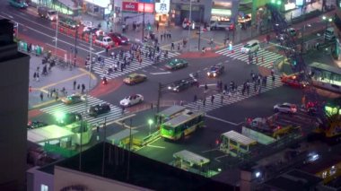 Shibuya, Tokyo, Japonya içinde ünlü kavşak kişi arası