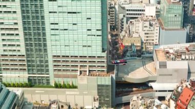 Tokyo'da bir binada asansörlerin hızlandırılmış