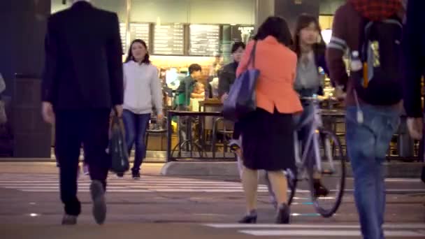 La gente cruza una concurrida intersección en Matsuyama, Japón — Vídeos de Stock