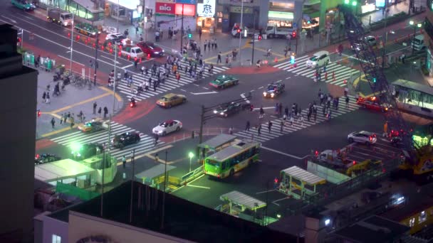Άνθρωποι διασχίζουν την περίφημη διασταύρωση σε Σιμπούγια, Τόκιο, Ιαπωνία — Αρχείο Βίντεο